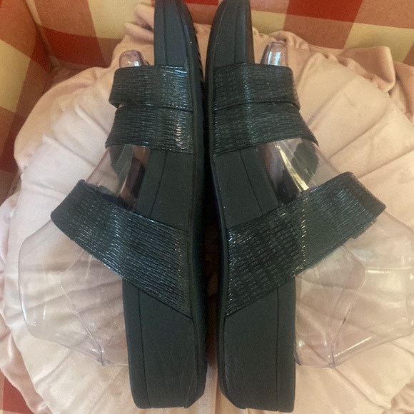 🎀 Vionic Black Sandals - Cute and Comfortable - Picture 4 of 7